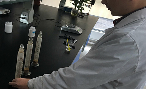 羅工正在測試石灰石脫硫消泡劑效果 羅工正在測試石灰石脫硫消泡劑效果