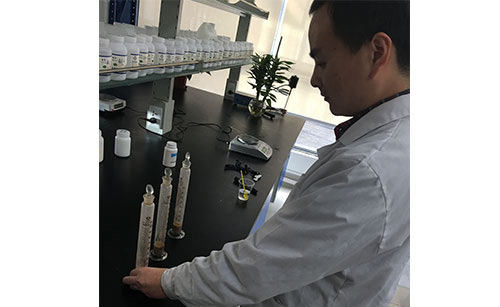 中聯邦實驗室羅工在做消泡劑對比分析 中聯邦實驗室羅工在做消泡劑對比分析